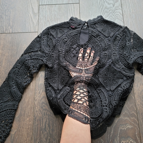 ❌️SOLD❌️Crochet Lace Crop Top - Picture 8 of 9